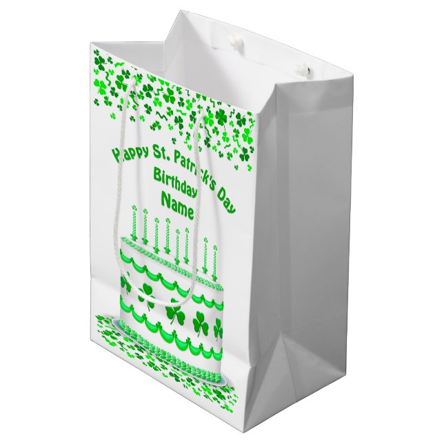 St Patrick's Day Birthday Cake Customizable Candle Mittlere Geschenktüte (Vorderseite Schrägansicht)