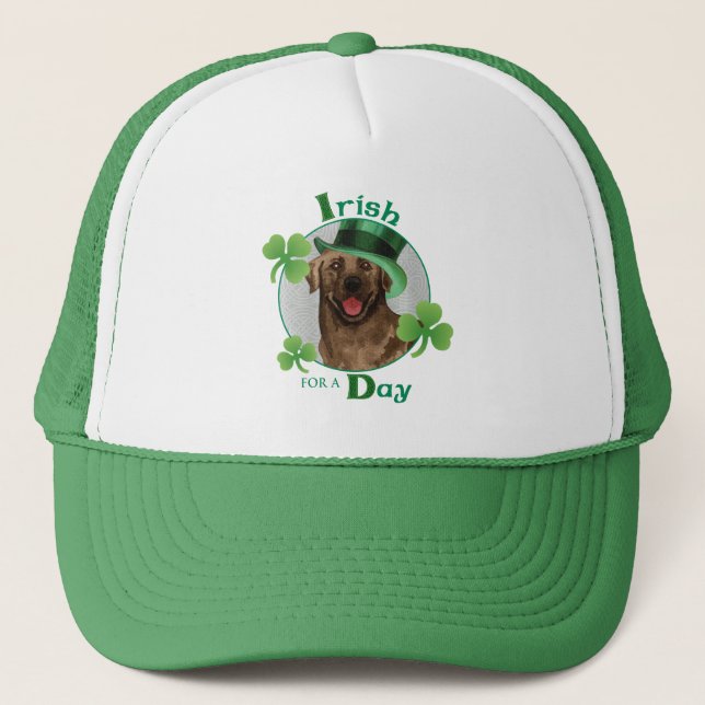 St. Patrick's Day Chocolate Labrador Truckerkappe (Vorderseite)