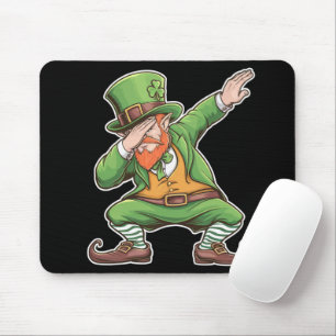 St Patricks Day Dab Dabbing Kobold in Grün  Mousepad