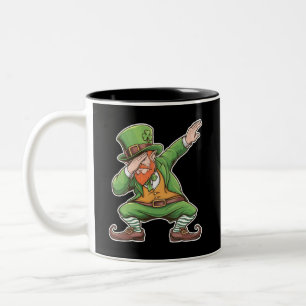 St Patricks Day Dab Dabbing Kobold in Grün Zweifarbige Tasse