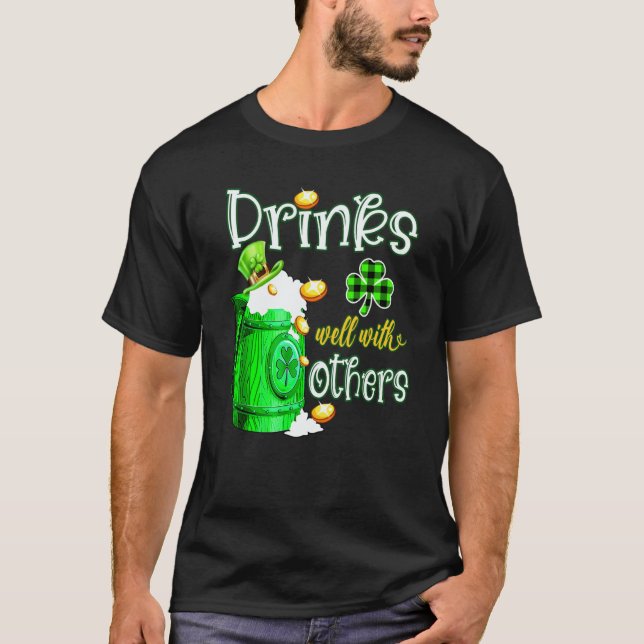 St Patricks Day Drinking Drinks Well With Others B T-Shirt (Vorderseite)