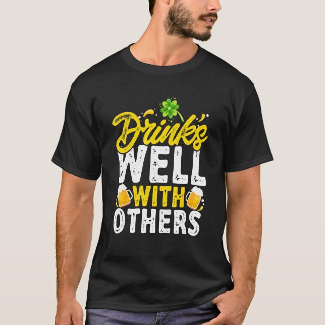 St Patricks Day - Drinks Well With Others T-Shirt (Vorderseite)