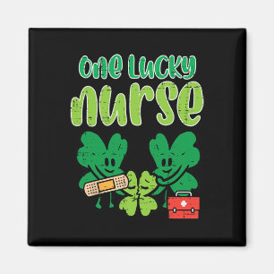 St Patricks Day Ein Glückspfleger Shamrocks Scrub Magnet