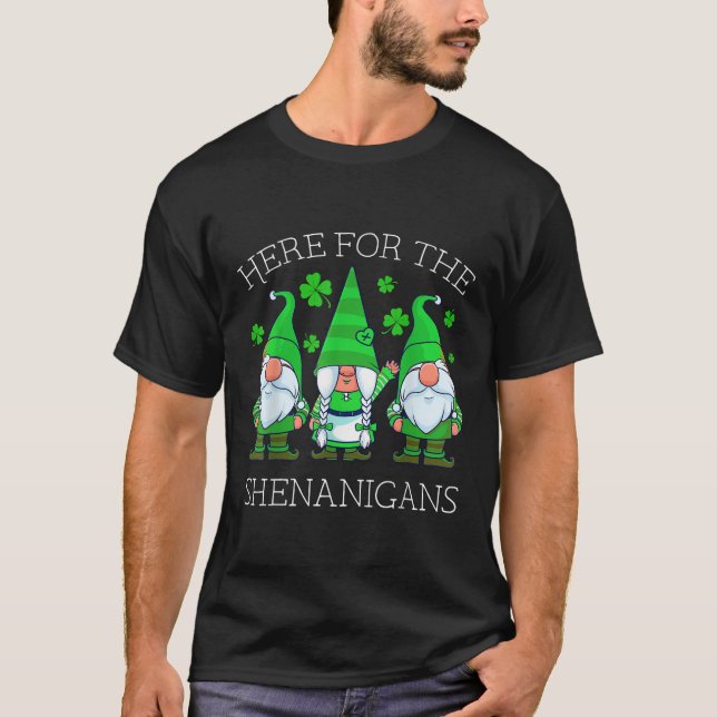 St Patricks Day Gnome Shamrock Here for the Shenan T-Shirt (Vorderseite)