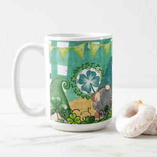 St. Patrick's Day Gnome und Kleeblatt Design Kaffeetasse