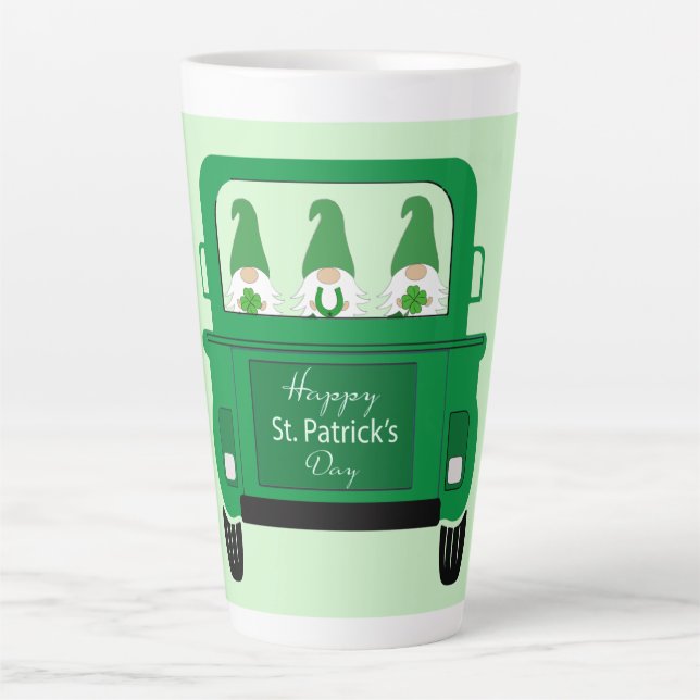 St. Patrick's Day Gnomes in Truck Milchtasse (Vorderseite)