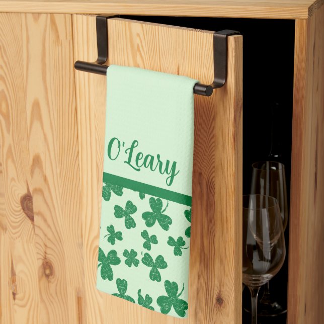 St. Patrick's Day Green Kleeblatt Mit Monogramm Geschirrtuch (Drittel gefaltet)