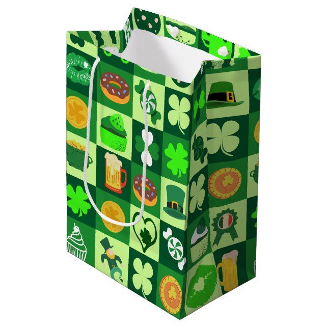 St. Patrick's Day Icons Nahtloses Muster Mittlere Geschenktüte (Vorderseite Schrägansicht)