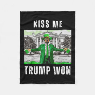 St Patricks Day Kiss Me Trump gewinnt für mich Fleecedecke