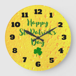 St. Patrick's Day - Klee auf dem Hintergrund eines Große Wanduhr