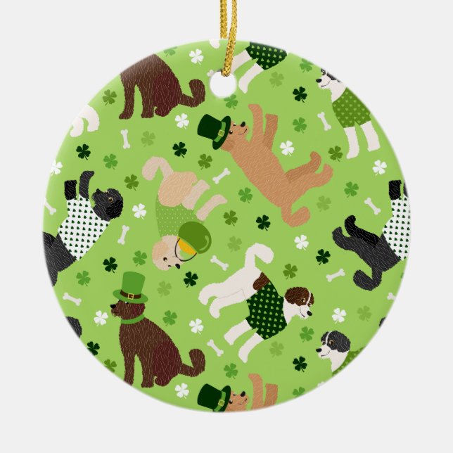 St. Patrick's Day Labradoodle / Goldendoodle Keramik Ornament (Vorne)