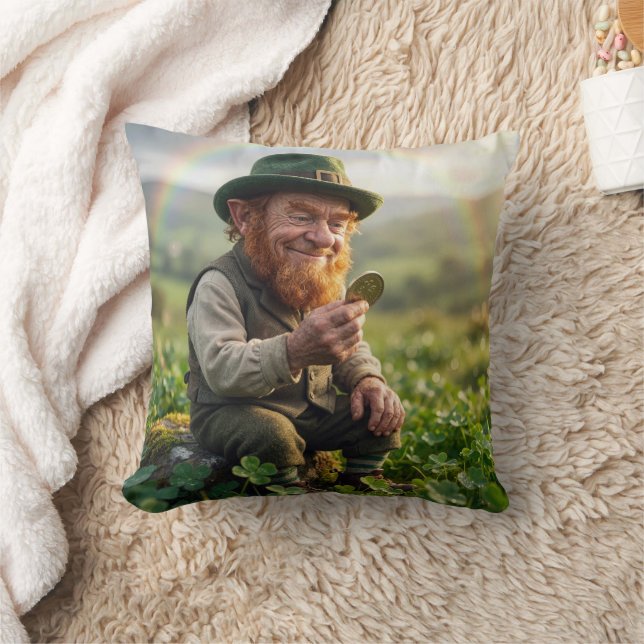 St. Patrick's Day Leprechaun Admiring a Gold Coin Kissen (Decke)