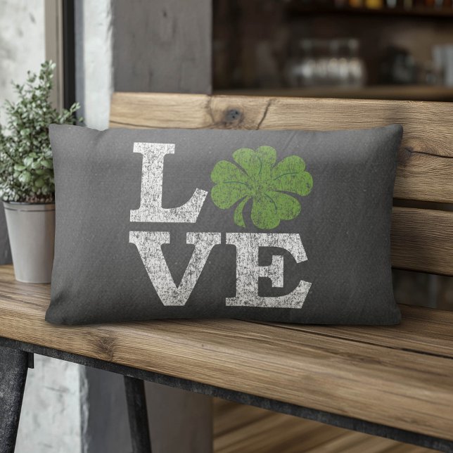 St Patricks Day LIEBE mit Kleeblatt Lendenkissen (Custom Monogram Pillow)