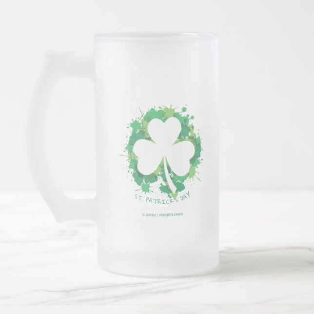 St. Patrick's Day. Lucky Clover Weiße Silhouette. Mattglas Bierglas (Links)