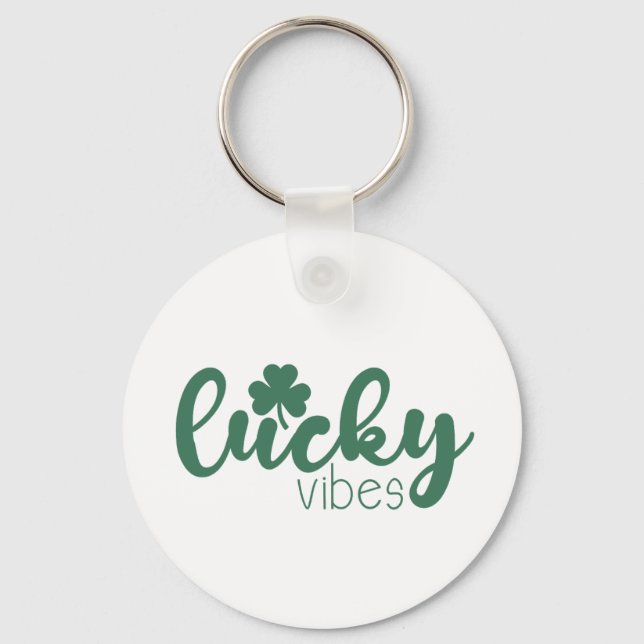 St. Patrick's Day Lucky Vibes mit grüner Klee Schlüsselanhänger (Vorderseite)