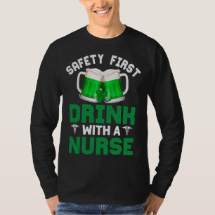 St. Patrick's Day Safety Funny Drink mit einem Kra T-Shirt