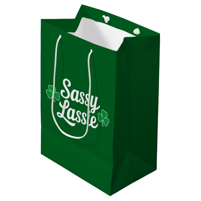 St Patricks Day Sassy Lassie Funny Irish Mittlere Geschenktüte (Vorderseite Schrägansicht)