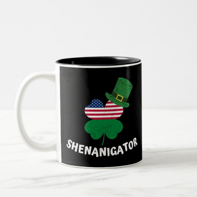 St. Patrick's Day Shenanigator Zweifarbige Tasse (Links)