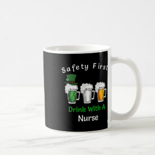 St Patricks Day - Sicherheit Erster Drink mit eine Kaffeetasse