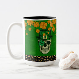 St. Patrick's Day Theme with Skull and Kleeblatt Zweifarbige Tasse