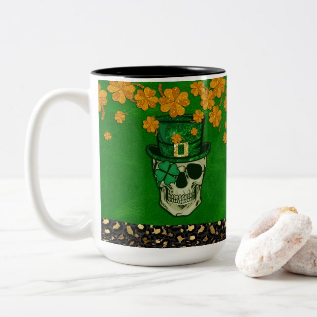 St. Patrick's Day Theme with Skull and Kleeblatt Zweifarbige Tasse (Mit Donut)