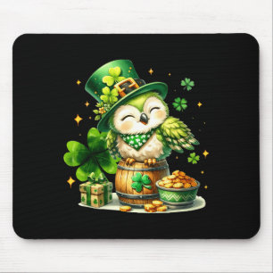 St. Patricks Day Tier Eule hält irisches Kleeblatt Mousepad