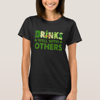 St.Patrick's Day trinkt gut mit anderen Kleeblätte T-Shirt