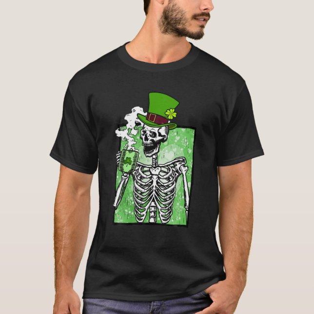 St. Patrick's Skull Drink Coffee Lucky T-Shirt (Vorderseite)
