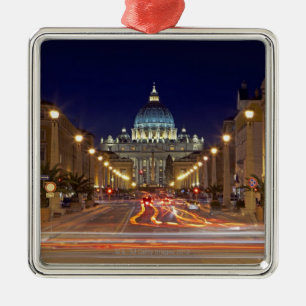 St Peter Basilika gegen Ende der Straße nachts Ornament Aus Metall