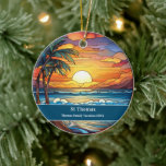 St Thomas Beach Urlaub Keramik Ornament<br><div class="desc">Niedliche Imitate Buntglasstrandszene, personalisierbares St. Thomas Trip Souvenir. Ideal für Weihnachten- und Familienurlaub, oder Flitterwochen-Muss. Anpassung: Change Caption und Jahr, um es einzigartig zu machen.</div>