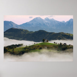 St. Thomas Kirche und Berge in Slowenien Poster