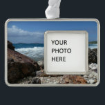 St. Thomas Rocky Beach Rahmen-Ornament Silber<br><div class="desc">Eine unserer Touren in Saint Thomas, USVI, führte uns an diesen felsigen Strand. Der Kontrast des blauen Himmels und der Ozeanwellen zu den rosa und orangefarbenen Tönen der Felsen machte dieses Bild zu einem unwiderstehlichen Bild. Karo in unserem Shop für mehr Fotos an der Küste der Insel. Dieses Bild wird...</div>