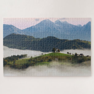 St Thomaskirche und -berge in Slowenien