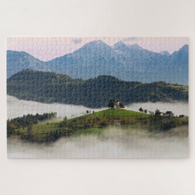 St Thomaskirche und -berge in Slowenien (Horizontal)