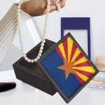 Staat der Flagge von Arizona Schachtel<br><div class="desc">Die Staatsflagge von Arizona hat dreizehn rote und gelbe Strahlen in der oberen Hälfte, und blau in der unteren Hälfte, in der Mitte ein Kupferstern. Adoptiert am 27. Februar 1917. Das sieht bei jedem Produkt gut aus und macht einen wunderbaren Reisegepäck. ⭐ PERSONALISIEREN Sie diese Vorlage mit Ihren Bildern. ⭐...</div>