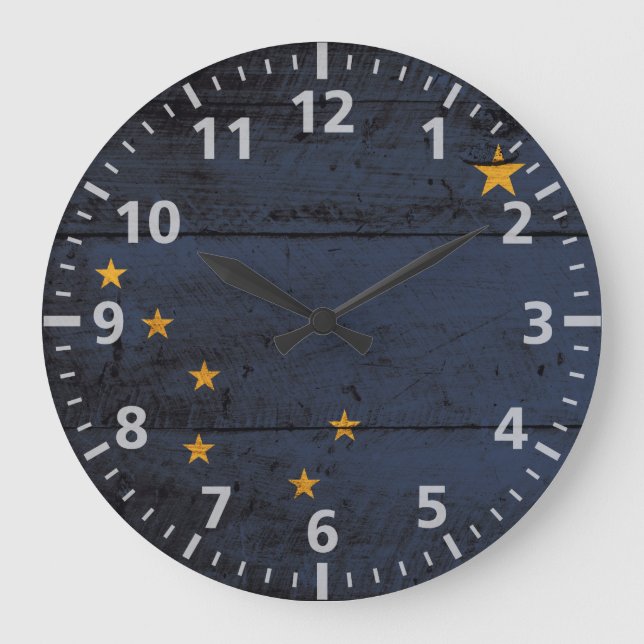 Staatsflagge Alaska auf altes Holzkörnchen Große Wanduhr (Vorderseite)