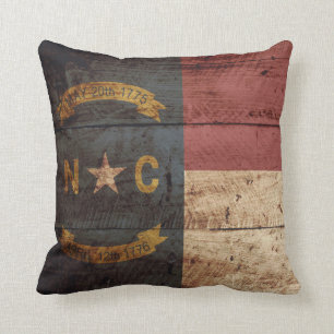 Staatsflagge von North Carolina auf Altholzkörner Kissen