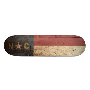 Staatsflagge von North Carolina auf Altholzkörner Skateboard
