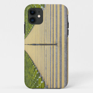 Stadionstreppenhaus zwischen Reihen der grünen iPhone 11 Hülle