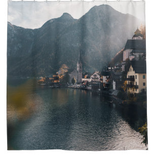 STADT AM STRAND VON WASSER UND BERGEN DUSCHVORHANG