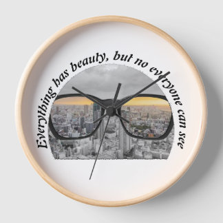 Stadt durch Brille Uhr