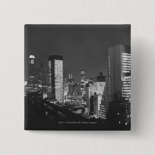 Stadt-Gebäude nachts B&W, erhöhte Ansicht Button (Vorderseite)