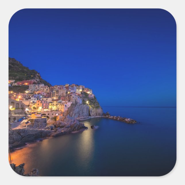 Stadt Manarola im Cinque Terre im Abend Quadratischer Aufkleber (Vorderseite)
