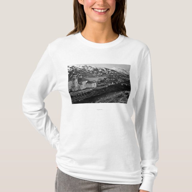 Stadtansicht von Unalaska, Alaska-Fotografie T-Shirt (Vorderseite)