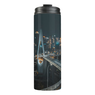 STADTGEBÄUDE WÄHREND DER NACHT THERMOSBECHER