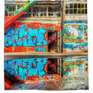 Städtische Graffiti-Kunst verlor verlassene Duschvorhang