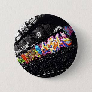städtische Graffitistraßenkunst schwarz u. Weiß Button