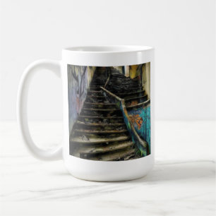 Städtische Kunst auf Treppen Das Gebäude verlassen Kaffeetasse