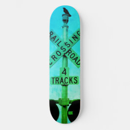 Städtische rustikale Stadtlandschaft Wartendes Ska Skateboard
