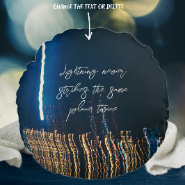 Stadtleuchten auf dunkelblauem Hintergrund Rundes Kissen